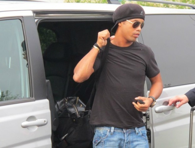 Com espírito de estreante, Ronaldinho se integra à Seleção para o amistoso contra Gana em Londres
(Foto: Leandro Canônico / Globoesporte.com)