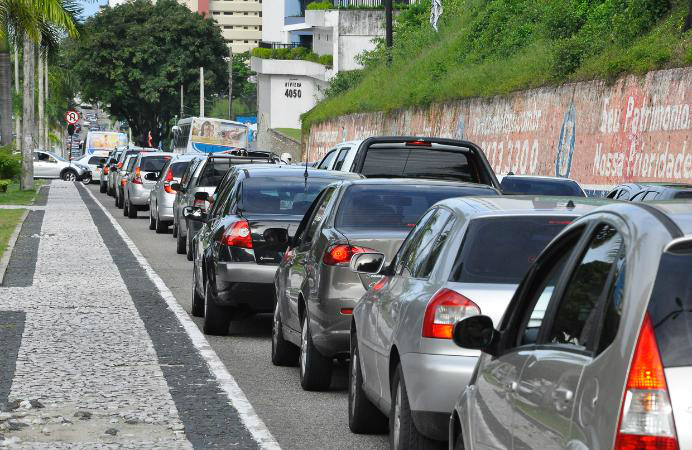 Medida vale para veículos com mais de 5 anos, com placa final 1 e 2. (Foto: Divulgação)