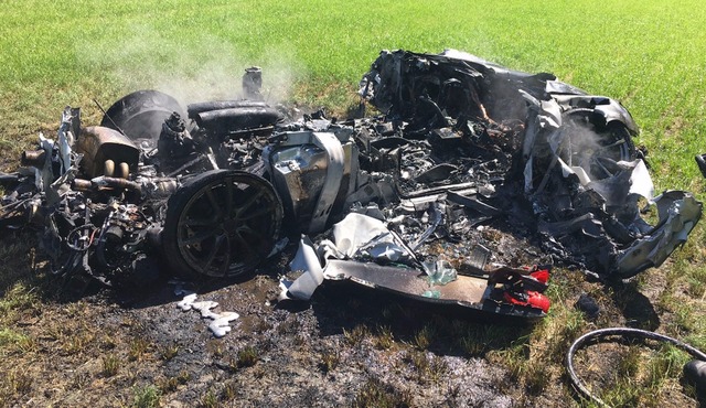 Motorista britânico destrói Ferrari uma hora depois de comprá-la Motorista britânico destrói Ferrari uma hora depois de comprá-la (Foto: @SYPOperations/Twitter)