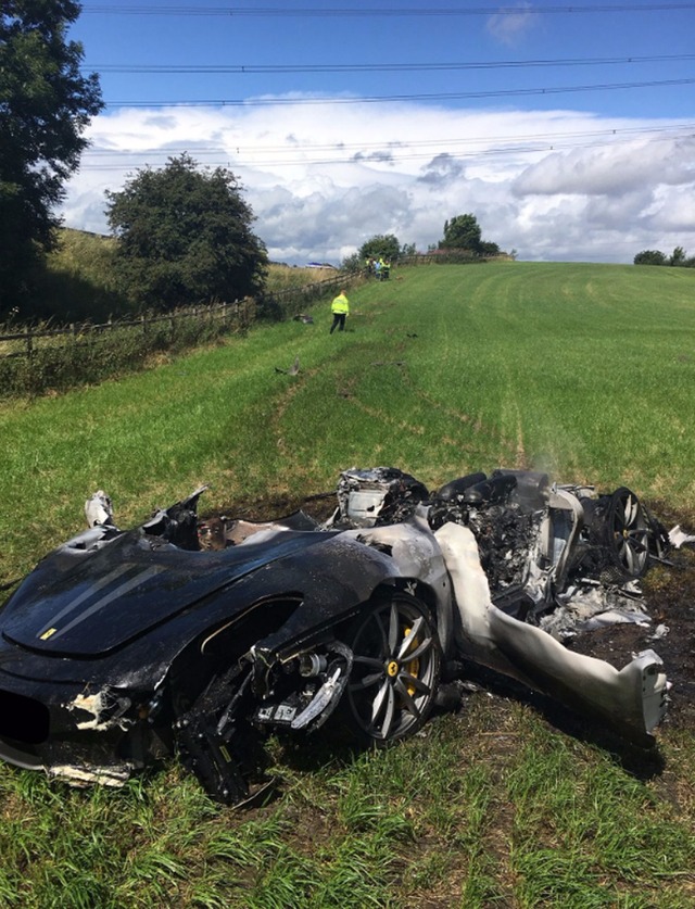 Motorista britânico destrói Ferrari uma hora depois de comprá-la (Foto: SYPOperations/Twitter)