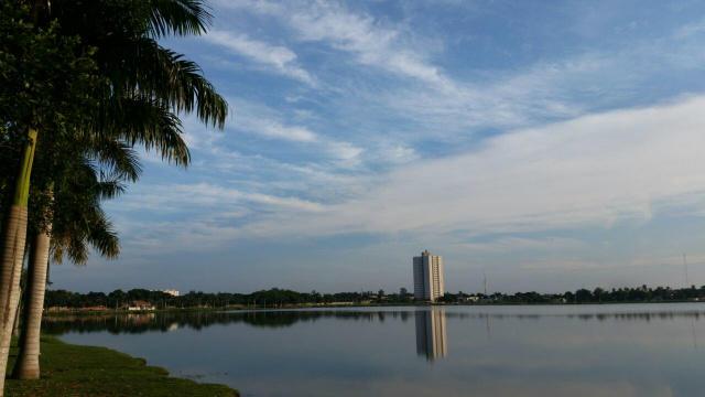 Fotografia, digna de um quadro. Foi registrada na manhã  de sábado (25) na Lagoa Maior. Apesar de haver poucas nuvens no céu, não há previsão de chuva, segundo o Cemtec. (Foto: Ricardo Ojeda)