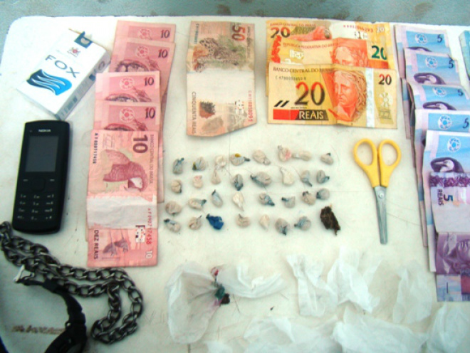 Equipe da PM flagra traficante com pasta base de cocaína Papelotes e dinheiro foram apreendidos (Foto: Divulgação PM)