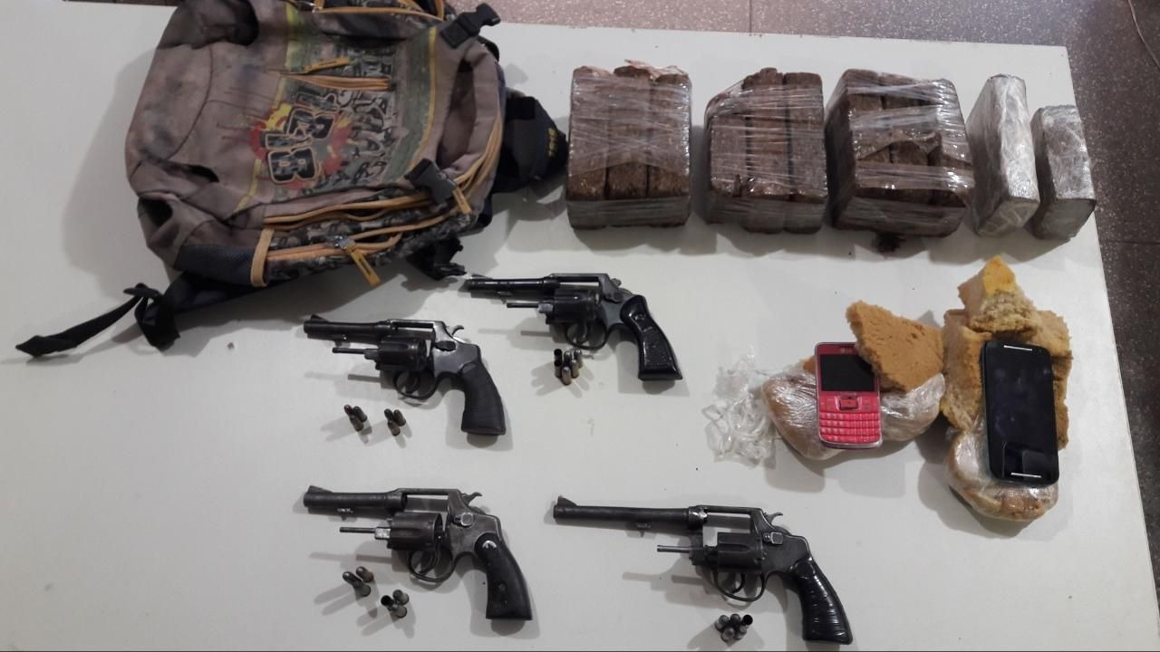 Armas e drogas encontradas com a quadrilha. (Foto: Divulgação/PM).