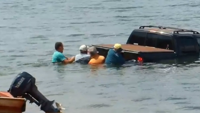 VÍDEO: Motorista de S-10 faz gracinha e acaba dentro do Paranazão Após série de manobras perigosas, condutor perdeu controle do veículo e acabou dentro do Rio Paraná (Fotos: Reprodução Facebook)