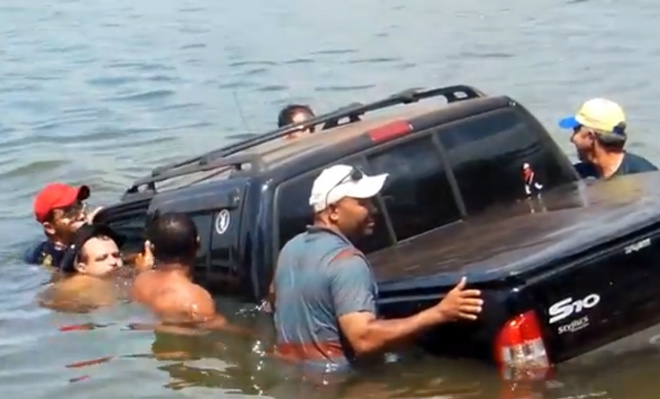 VÍDEO: Motorista de S-10 faz gracinha e acaba dentro do Paranazão Vendo a situação desesperada do motorista, algumas pessoas entraram no rio para ajudar no resgate do veículo