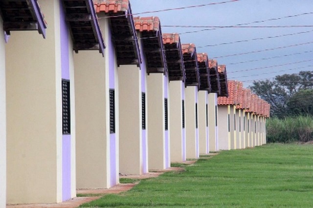 Famílias brasilandenses recebem a chave da casa própria (Foto/Assessoria)