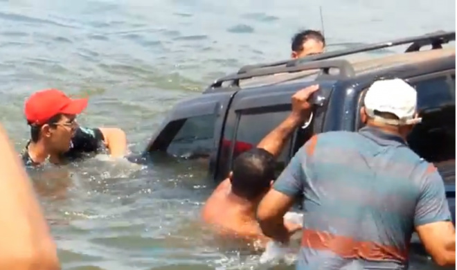 VÍDEO: Motorista de S-10 faz gracinha e acaba dentro do Paranazão Resgate foi demorado e além das pessoas, dois veículos uma Santana Quantum e um cavalo Scânia foram utilizados no resgate