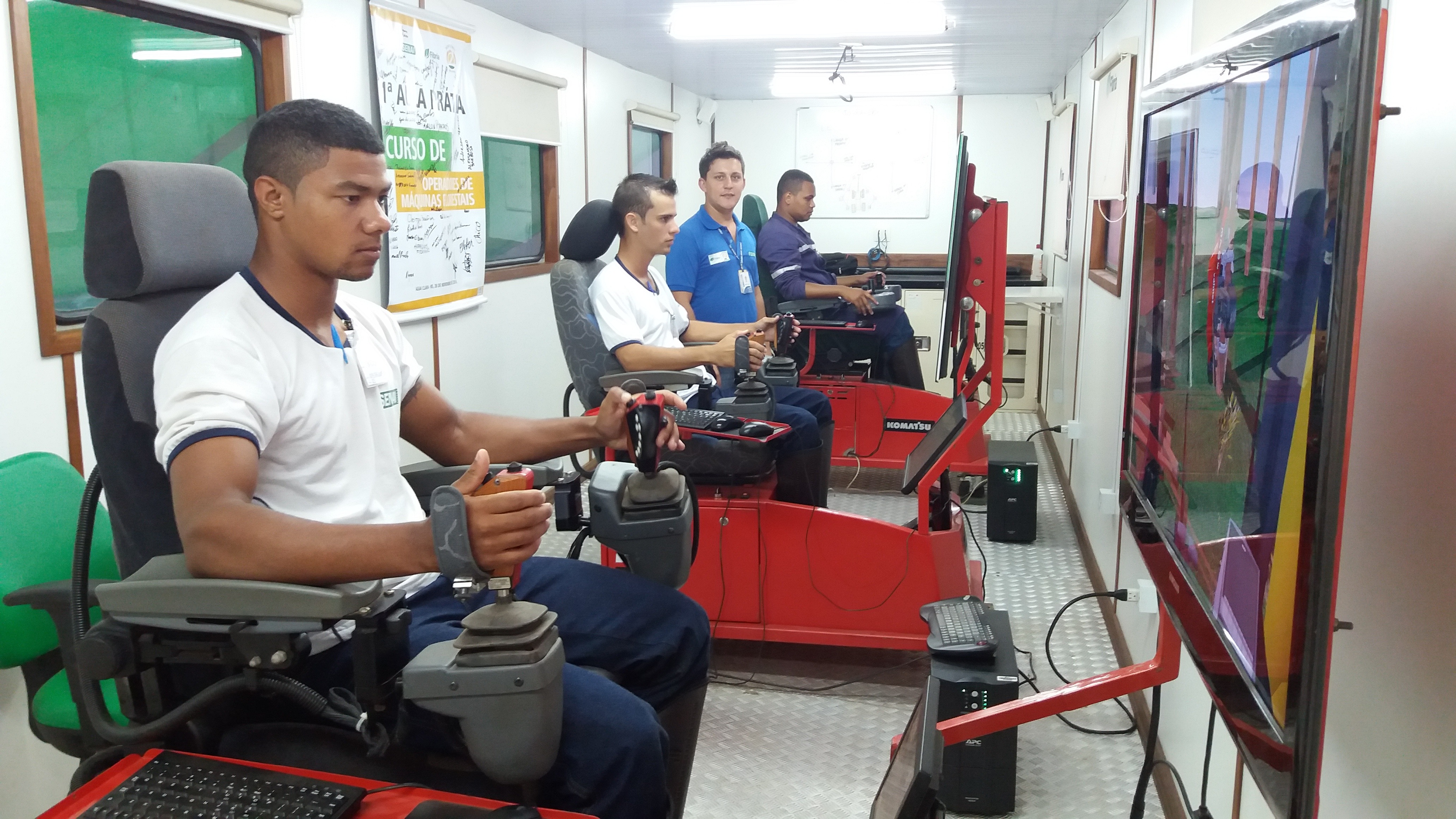 Fibria em Três Lagoas treina operadores de máquinas florestais com tecnologia 3D As novas máquinas florestais do tipo Havester e Forwarder possibilitarão custos de produção (Foto/Assessoria)
