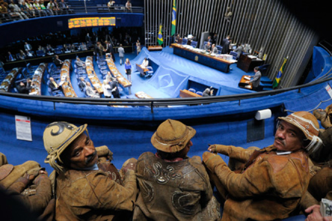 Grupo de vaqueiros acompanha das galerias a sessão plenária do Senado para votação do PLC 83/2011 (Foto: Moreira Mariz)