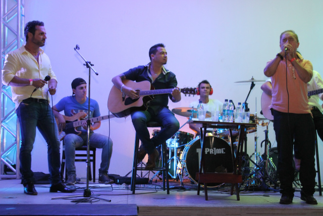 Durante Tributo a Milionário & José Rico, Tiãozinho Lima, irmão de Chitãozinho e Xororó, fez dupla com Liano Reis e arrancou aplausos da platéia (Foto: Rodolfo Gomes)