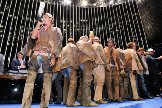 Vaqueiros tocam o berrante, instrumento do trabalho com animais (Foto: Waldemir Barreto)  