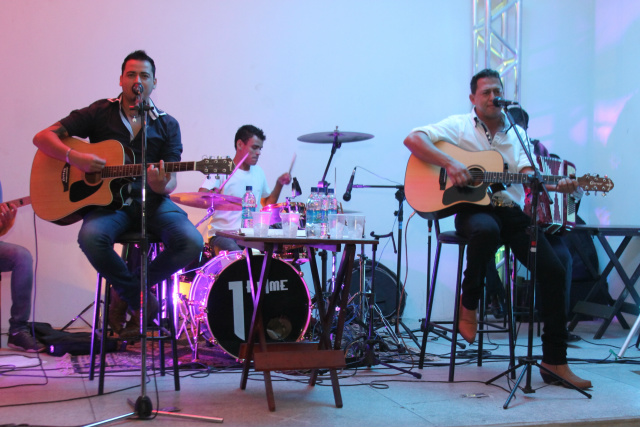 Paulo César & Luciano, soltaram a voz, dando um show, nas interpretações de Milionário e José Rico (Foto: Rodolfo Gomes)