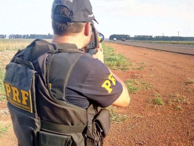Agente da PRF com radar móvel durante fiscalização neste feriado prolongado (Foto: Divulgação/PRF)