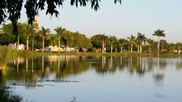 Circular da Lagoa nesta manhã (27), onde a paisagem refletia nas águas. (Foto: Ricardo Ojeda) 