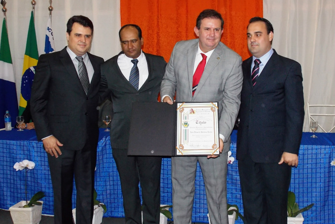 Eduardo Rocha recebe dos vereadores o título de Cidadão Honorário de Aparecida do Taboado, durante sessão solene  comemorativos aos 65 anos de aniversário do município que acontece no dia 28 (Foto: Assessoria de Comunicação)  