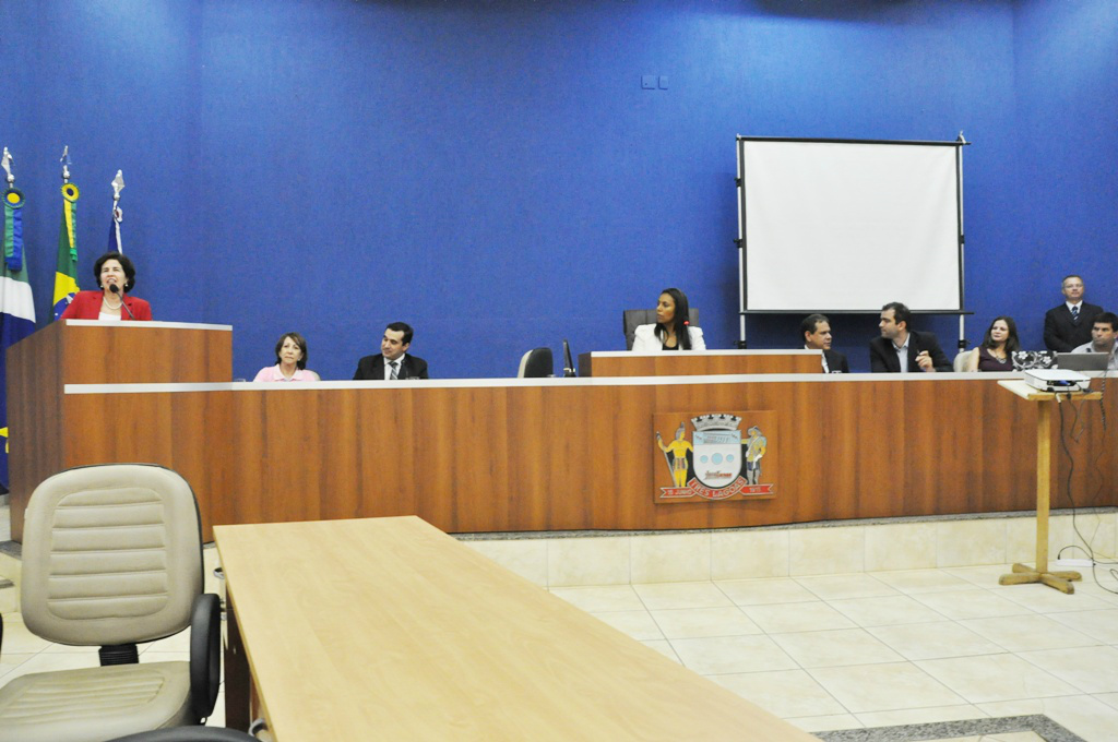 Prefeita Marcia Moura elogia trabalho da equipe de Oncologia de Três Lagoas A prefeita Marcia Moura (PMDB) participou na noite desta sexta-feira (24), na Câmara de Vereadores, da Audiência Pública “Todos juntos contra o câncer: