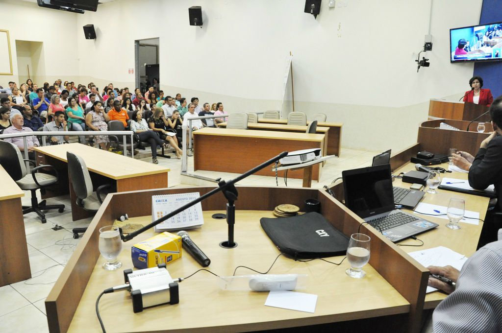 A prefeita Marcia Moura (PMDB) participou na noite desta sexta-feira (24), na Câmara de Vereadores, da Audiência Pública “Todos juntos contra o câncer: 