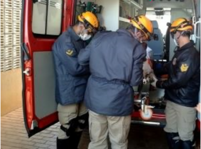 Adolescente é esfaqueado por outro na saída de escola de MS Adolescente foi socorrido pelo Corpo de Bombeiros para o hospital. (Foto: Ribeiro Júnior/ Agora News)
