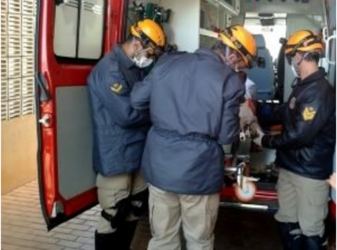 Adolescente foi socorrido pelo Corpo de Bombeiros para o hospital. (Foto: Ribeiro Júnior/ Agora News)