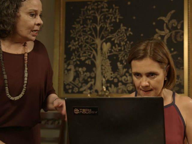 BABILÔNIA: Tá na rede! Inês inicia sua vingança contra Beatriz A vingança começou! Inês publica vídeo de Beatriz (Foto: TV Globo)