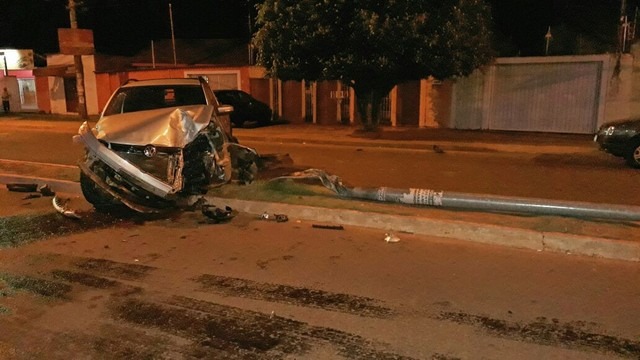 Motorista bate em carro estacionado, perde controle e derruba poste de iluminação pública Motorista derrubou poste de iluminação em Campo Grande (Foto: José Aparecido/TV Morena)