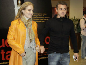 Famosos parabenizam Luciano Huck pelo Twitter Luciano Huck com a mulher, Angélica (arquivo)