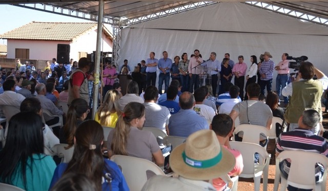 Governador Reinaldo Azambuja durante ato político em Costa Rica, no mês de junho de 2017. Na ocasião, ele anunciou a obra de pavimentação asfáltica da MS-223. (Foto/Crédito: ASSECOM/PMCR)
