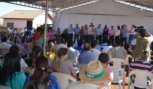Pavimentação da MS-223 perto de se tornar realidade; vereadores costarriquenses comemoram Governador Reinaldo Azambuja durante ato político em Costa Rica, no mês de junho de 2017. Na ocasião, ele anunciou a obra de pavimentação asfáltica da MS-223. (Foto/Crédito: ASSECOM/PMCR)