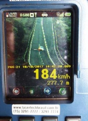 Em semana de feriadão, carro flagrado a 184 Km/h é um dos absurdos em BRs Radar marca 184 km/h; esta foi a velocidade de uma veículo de passeio de cor branca, que trafegava na rodovia BR-16.3 (Foto: Divulgação/PRF)