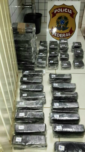 Ao todo foram encontrados vários pacotes totalizando 63 quilos de pasta base de cocaina