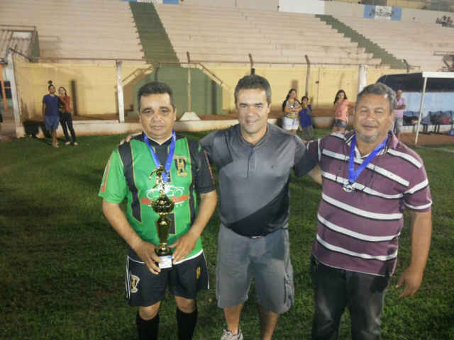 Nos pênaltis, Nacional conquista o campeonato em Três Lagoas O secretário Walter Dias, da Sejuvel, fez a entrega das medalhas e troféus ao vencedores (Foto: Divulgação)