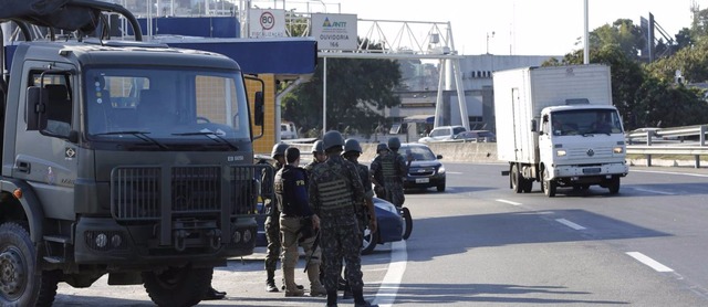 O ministro da Defesa, Raul Jungmann, afirmou que as fronteiras com a Bolívia e com o Paraguai são consideradas as mais críticas. (O Globo)