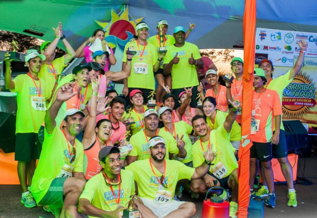 Equipe no pódio, durante premiação, onde foram destaque na competição. (Foto: Equipe Runners Pró Saúde de Três Lagoas)