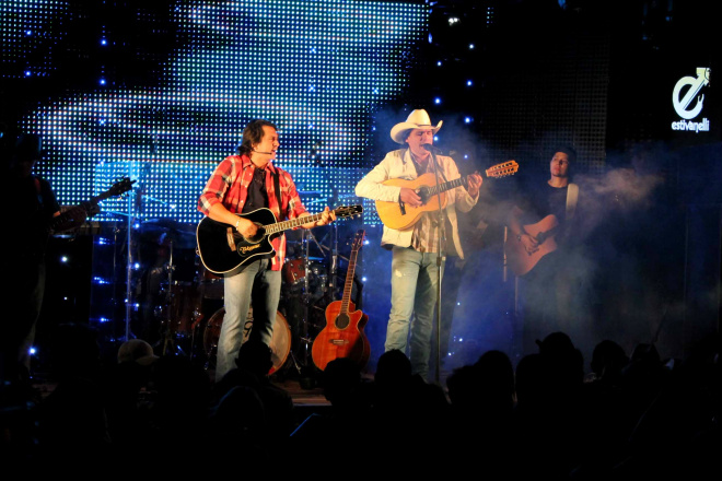 Jads & Jadson no palco do Viracopos
Foto Yuri Spazzapan