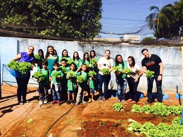 Alunos do projeto AJA começam o ano letivo colhendo hortaliças Os professores fizeram uma aglutinação das matérias Geografia e Ciências (Foto; Assessoria/ Divulgação)