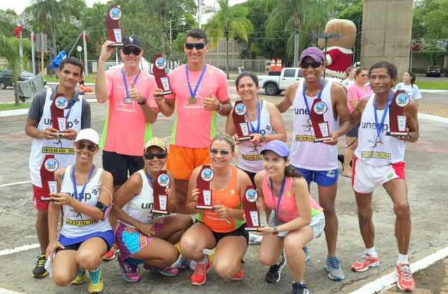 Grupo de corrida de Três Lagoas tem destaque em competições estaduais Na sequência da esquerda pra direita, de cima para baixo estão: Rubenilto, Izaque, Emerson, Juliana, Laerson, Messias, Alexsandra, Ceci, Jack e Jessica. (Foto: Equipe Runners Pró Saúde de Três Lagoas)