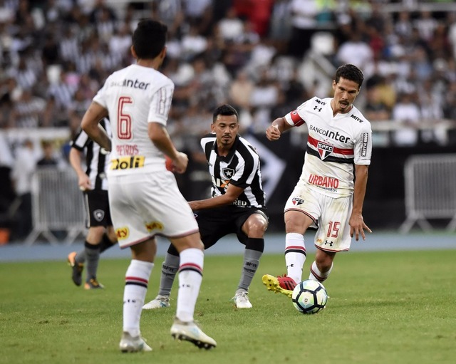 Hernanes foi um dos destaques do São Paulo na vitória sobre o Botafogo (Foto: André Durão)