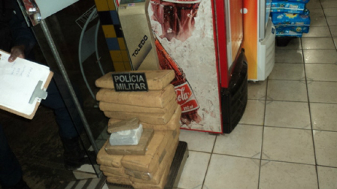 PM aprende 37 KG de maconha em ocorrência de tráfico de drogas Os tabletes foram encontrados enterrados no fundo da residência junto a vários objetos utilizados na preparação das drogas (Foto: Divulgação/PM MS)