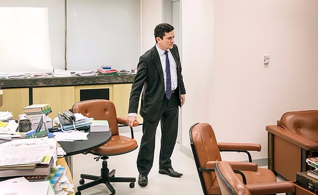 Políticos não têm interesse em combater a corrupção, diz Moro Moro defendeu ainda o levantamento do sigilo da interceptação telefônica da conversa entre o ex-presidente Luiz Inácio Lula da Silva e a então presidente Dilma Rousseff, em 2016. (Folha)