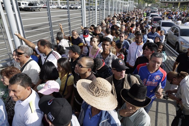 Pessoas esperam para votar na Assembleia Constituinte em frente a um colégio eleitoral de Caracas, na Venezuela (Foto: Reuters/Ueslei Marcelino)