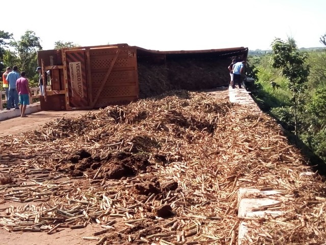 Motorista morre e funcionários da Uems saem ilesos de acidente em ponte Caminhão carregado com cana tombado na MS-157, em Itaporã (Foto: PMR/Divulgação)
