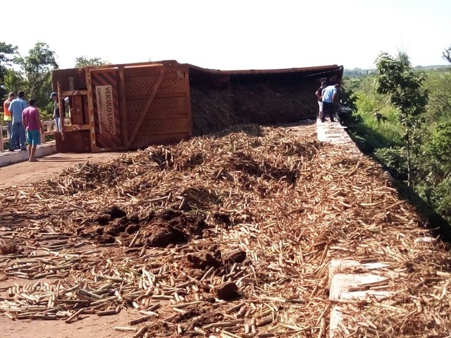 Caminhão carregado com cana tombado na MS-157, em Itaporã (Foto: PMR/Divulgação)