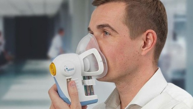 Médicos britânicos testam ‘bafômetro’ que pode detectar câncer Voluntário usando a máscara que está sendo testada para detecção de câncer — Foto: Owlstone Medical LTD
