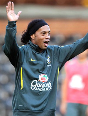 Londres ‘chama’, e Seleção Brasileira enfrenta Gana em seu porto seguro Ronaldinho Gaúcho volta a atuar com a camisa da
Seleção em Londres (Foto: Mowa Press)