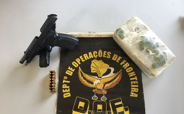 DOF prende mulher com droga e arma de fogo de uso restrito Foi localizado, preso ao corpo da mulher, uma porção do entorpecente e a arma de fogo que estava alimentada e carregada (Foto/Assessoria)