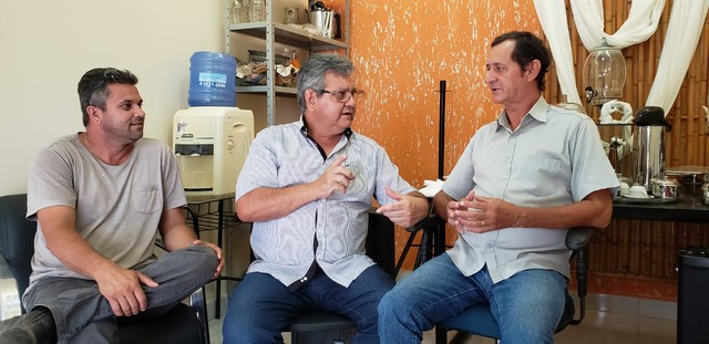 Depois de 3 dias de UTI, professor Arnaldo tem alta e agradece a quem doou sangue e torceu por ele Professor Arnaldo Koch (à direita) fala com o jornalista Ricardo Ojeda. Foto: Perfil News.