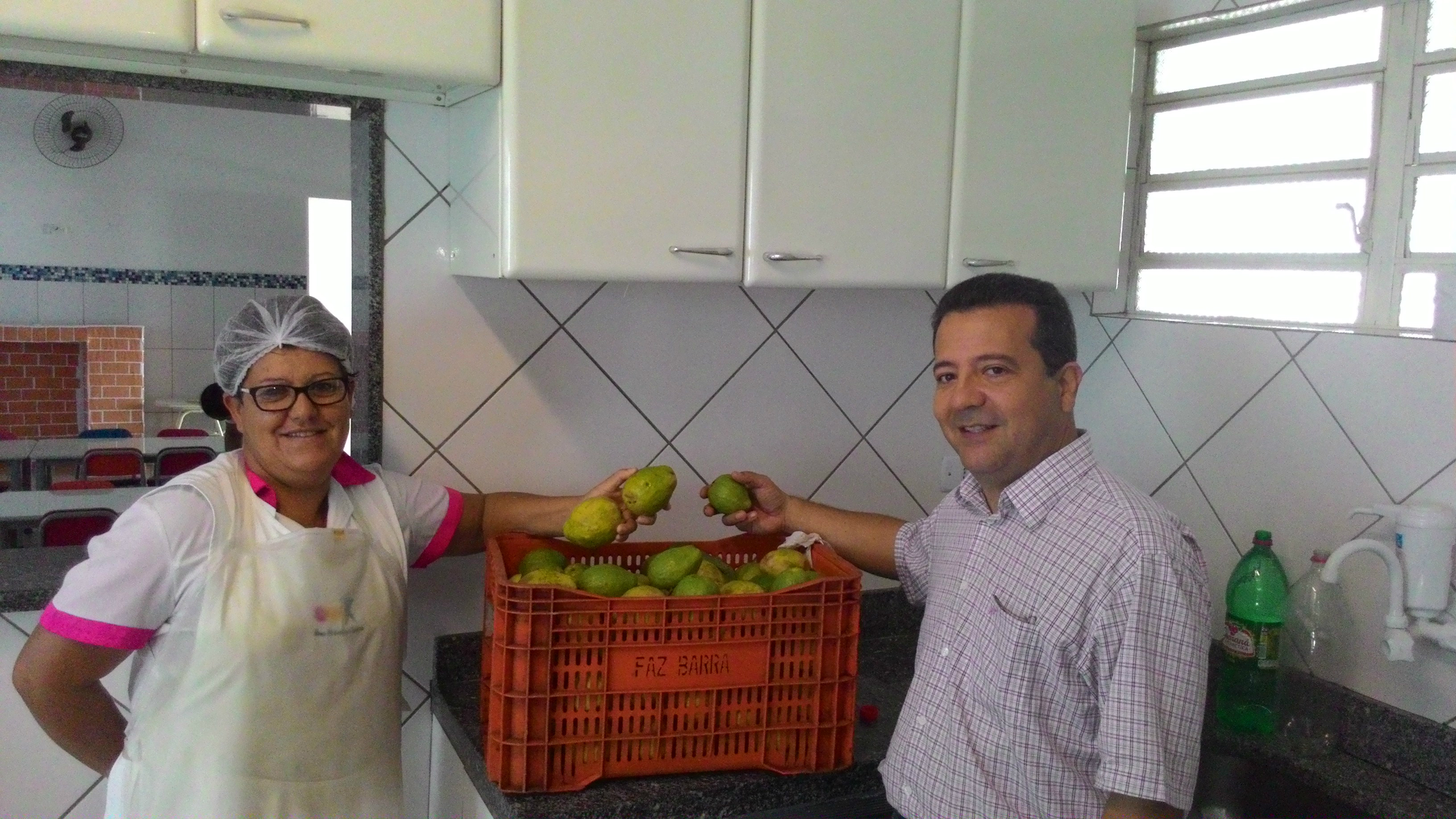 Desenvolvimento Econômico doa alimento apreendido durante fiscalização A Secretaria Municipal de Desenvolvimento Econômico, por meio do Setor de Fiscalização, realizou na semana passada a doação de uma caixa de goiabas para a Creche Clementina Carrato. (Foto: Assessoria)