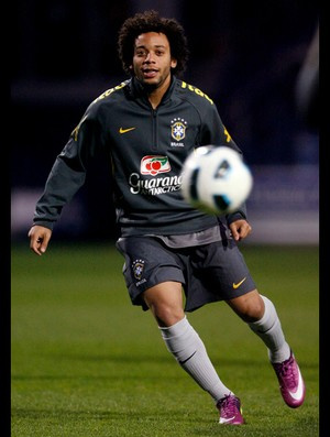 Londres ‘chama’, e Seleção Brasileira enfrenta Gana em seu porto seguro Marcelo, que debutou pela Seleção em Londres,
está de volta conta Gana (Foto: EFE)