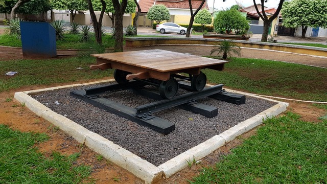 Após recuperado pela equipe da Mademinas trole foi novamente instalado na Praça dos Ferroviários (Foto: Ricardo Ojeda)