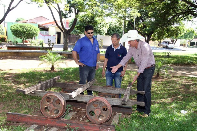 O prefeito Angelo Guerreiro levou os diretores da Mademinas, Valdir e Vilmar à Praça dos Ferroviários para mostrar as condições que estava o equipamento (Foto: Assessoria)
